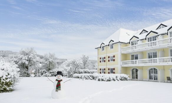 Schneemänner bauen im Winter oder Skifahren in der Umgebung