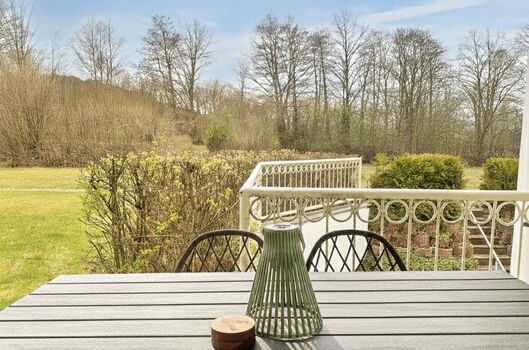 Blick von der Terrasse in den weitläufigen Garten