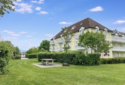 Tischtennisplatte im weitläufigen Garten