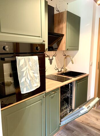 Voll ausgestattete Küche mit Spülmaschine, Herd, Backofen, Espressomaschine (Siebträger), Toaster, Wasserkocher, Geschirr, Gläser, Besteck, Küchenutensilien, Töpfen, Pfannen, Backzubehör etc. Ebenfalls steht ein Kühlschrank im Apartment zur Verfügung