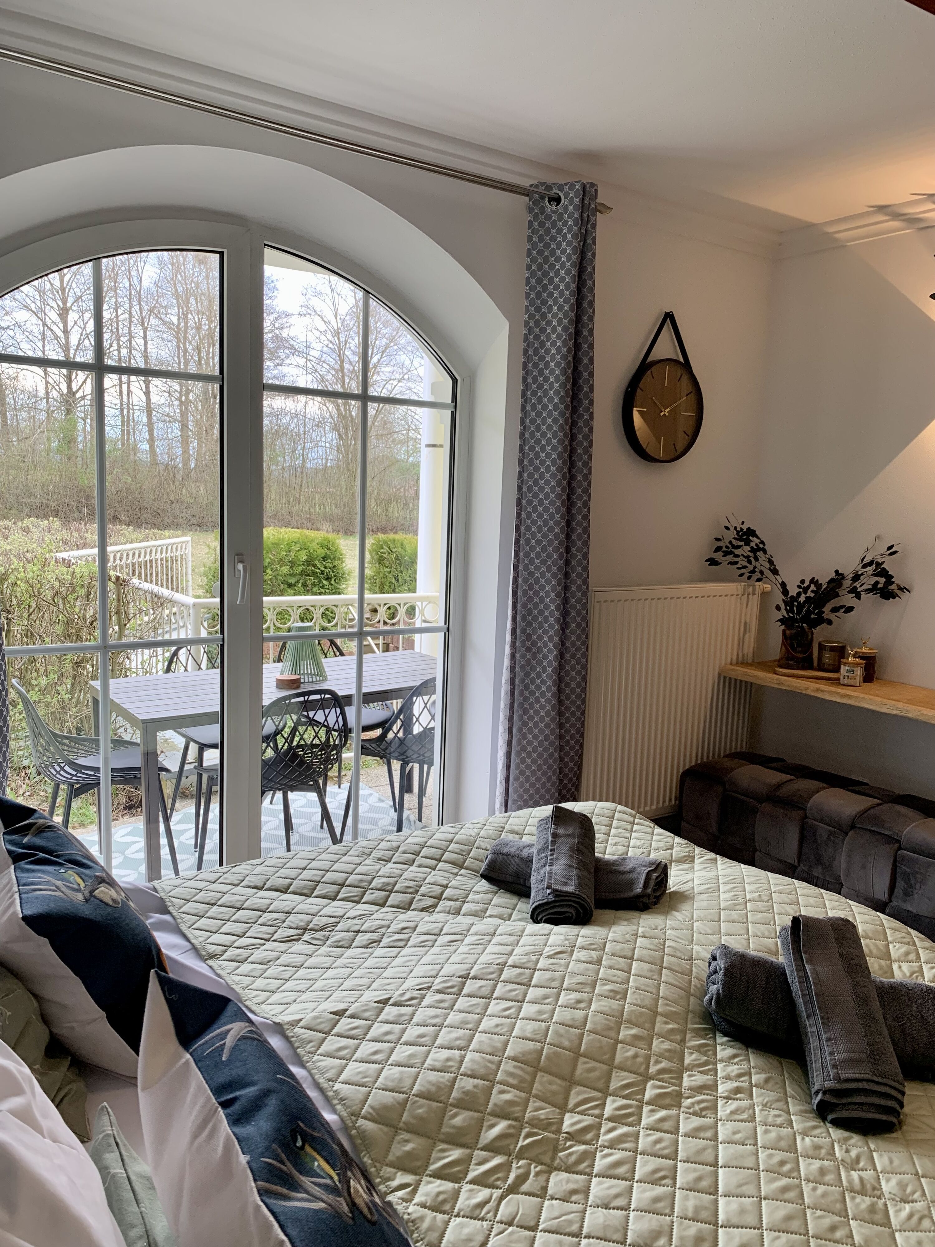 Toller Blick durch die großen Rundbogenfenster in den riesigen parkähnlichen Garten