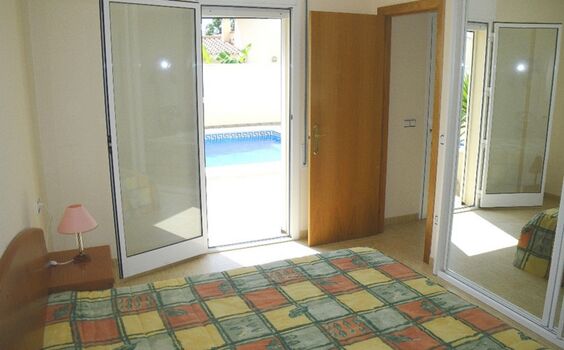 Schlafzimmer mit Poolblick