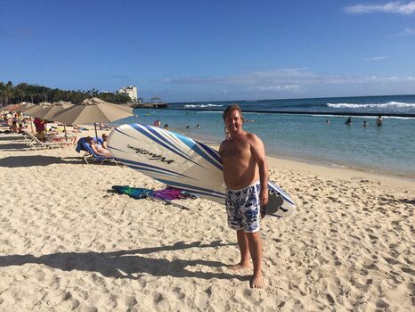 Eine Surfschule ist am Strand und eine Wakeboard-Anlage im Nachbarort Riumar