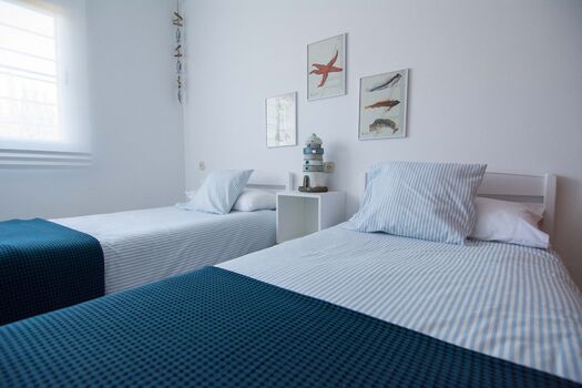 Schlafzimmer mit Kinderbettchen