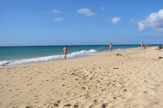 feiner- flachabfallender Sandstrand