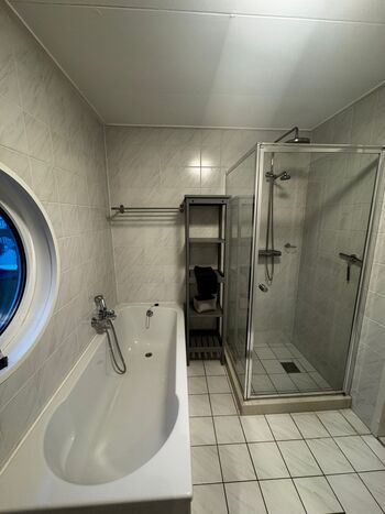 Badezimmer mit Dusche und Badewanne