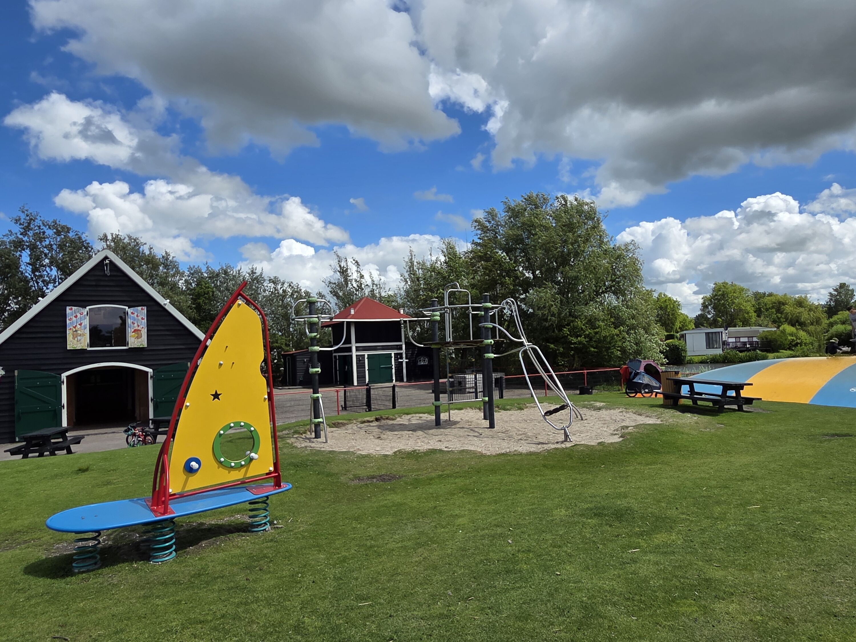 Spielplatz und Streichelzoo
