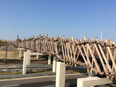 Holzsteg, der direkt an den Strand führt