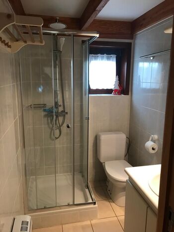 Badezimmer mit Dusche & Regendusche