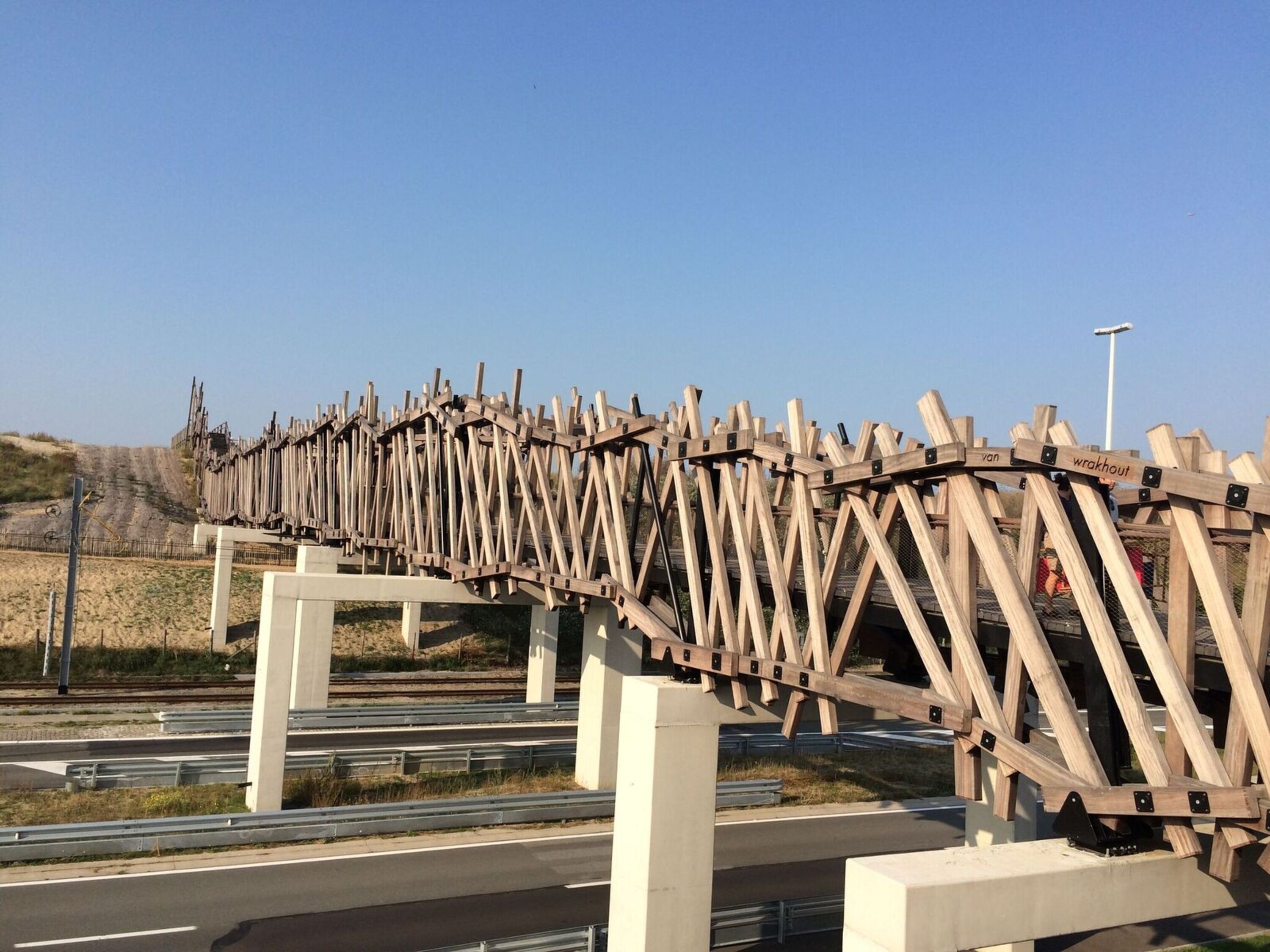 Holzsteg, der direkt an den Strand führt