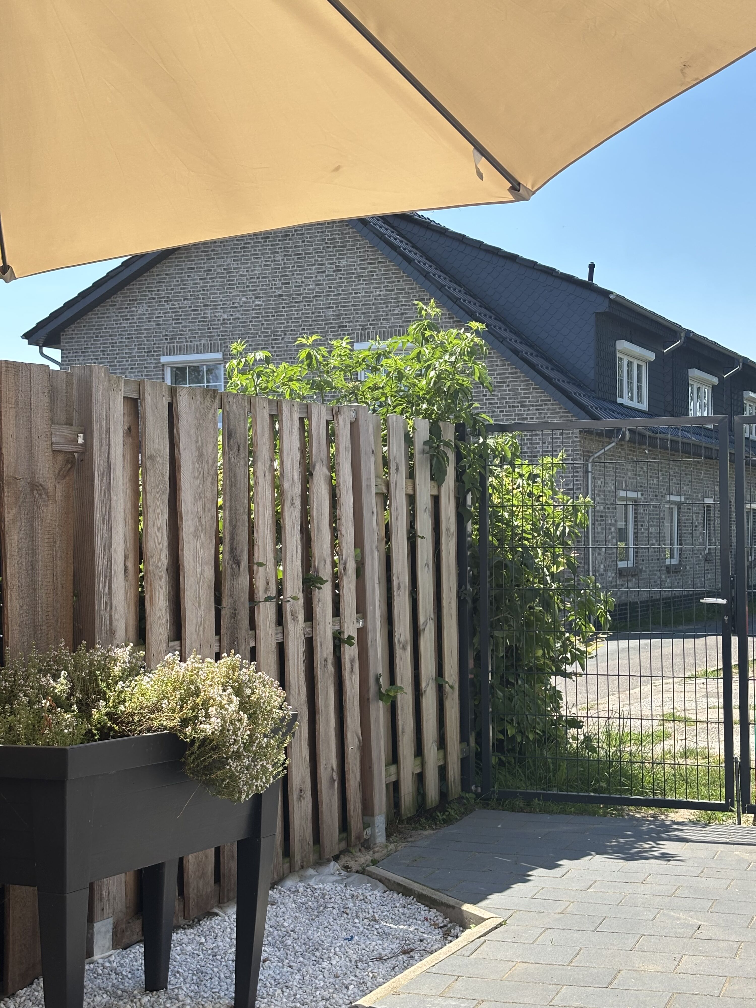 Große umzäunte Terrasse