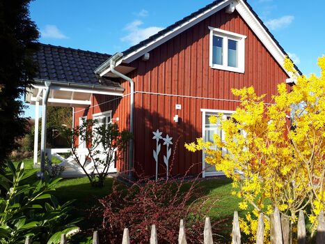 Haus am See mit Kaminofen und Garten