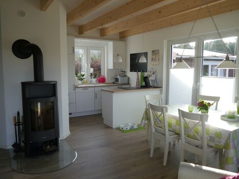 Küche mit Essbereich und Kaminofen