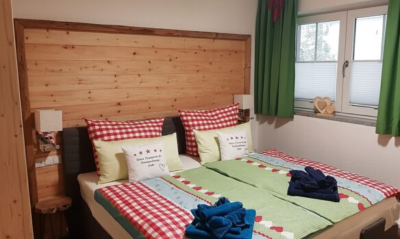 "Gesunder Schlaf in echtem Zirbenholz: Master-Bedroom mit luxuriösem, elektrisch verstellbarem Boxspringbett für maximale Erholung."