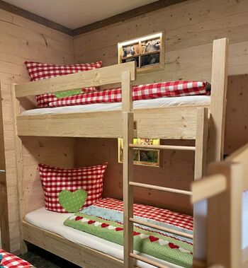 Flexibler Raum für die Familie: Das hochwertige Hochbett im Zirbenzimmer bietet einen gemütlichen Schlafplatz für Kinder (kein Babybett-Stellplatz in diesem Raum)