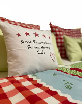 Liebevolle Details: Dekokissen mit Zirbe-Schriftzug unterstreichen das besondere Ambiente Ihrer Wohlfühl-Wohnung