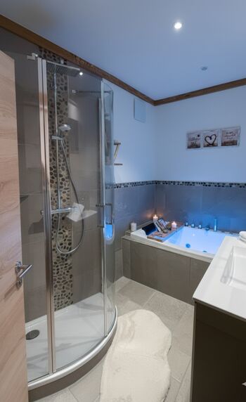 Pure Entspannung: Whirlpool-Badewanne direkt im eigenen Badezimmer – perfekt nach einem langen Tag in der Natur