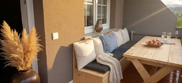 Ihr privater Rückzugsort an der frischen Luft: Gemütlicher Balkon mit Sitzgelegenheit