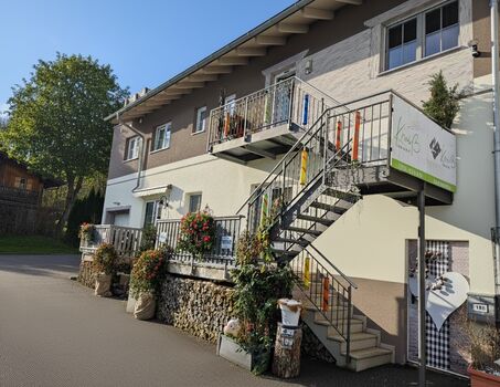 Die Wohnung Zirbe im Obergeschoss, erreichbar über einen eigenen Zugang mit Außentreppe – Ihr Zuhause im Bayerischen Wald