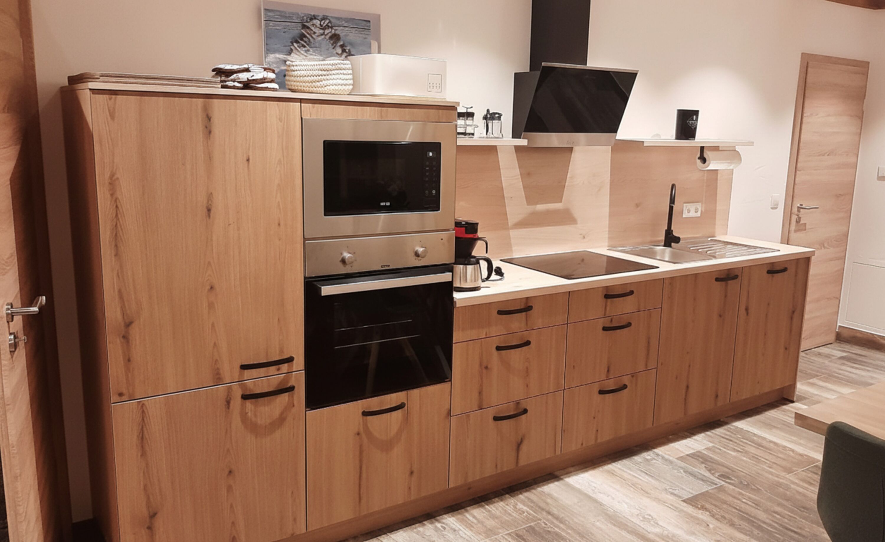 Voll ausgestattete Gourmet-Küche mit Backofen auf Augenhöhe, Senseo Twist Pad-Maschine und Geschirrspüler für einen völlig unbeschwerten Aufenthalt