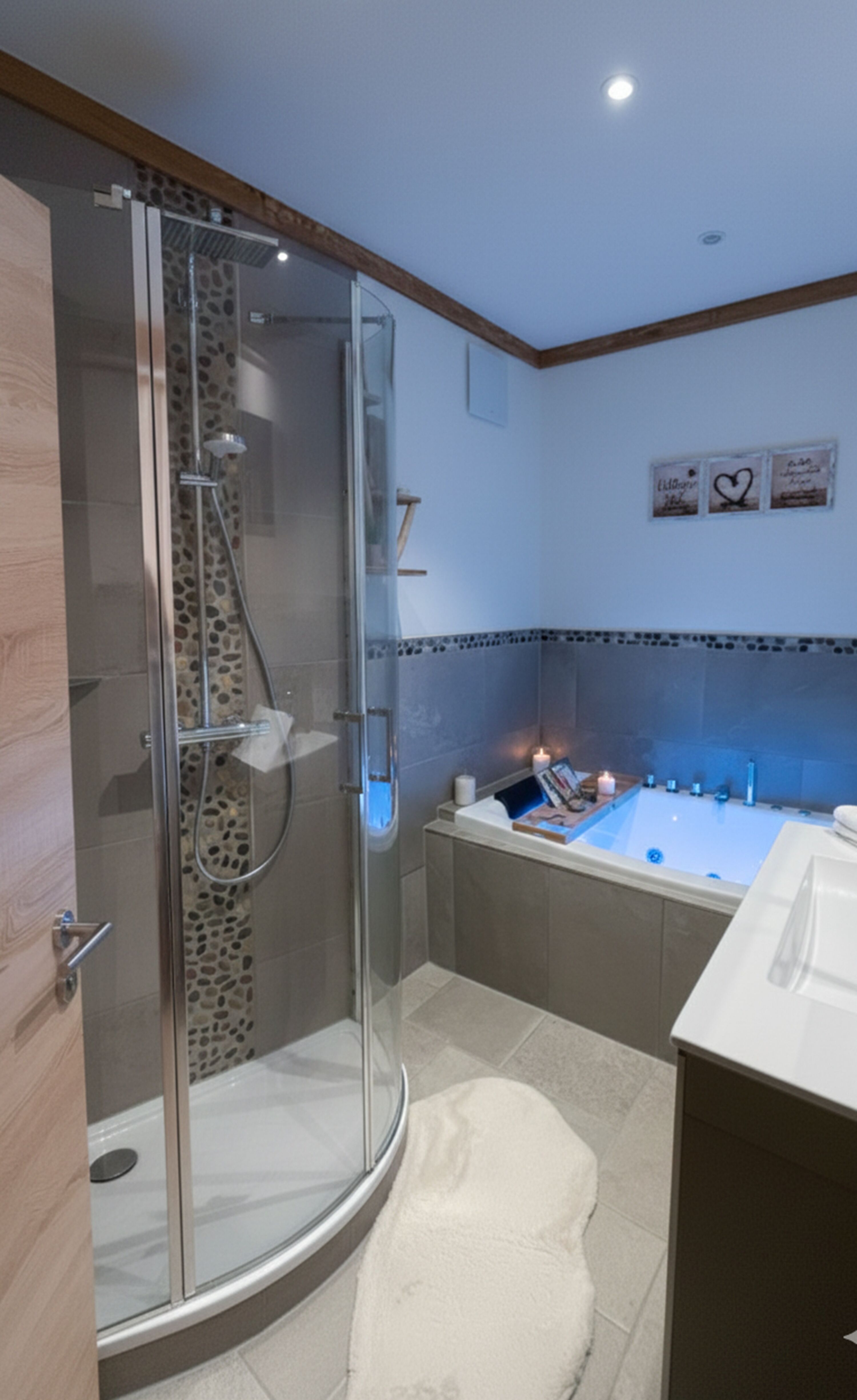 Pure Entspannung: Whirlpool-Badewanne direkt im eigenen Badezimmer – perfekt nach einem langen Tag in der Natur