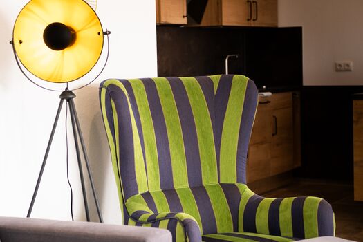 gemütlicher Ohrensessel und stilvolle Lampe