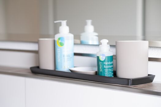 Badezimmer mit Handseife und Desinfektionsmittel