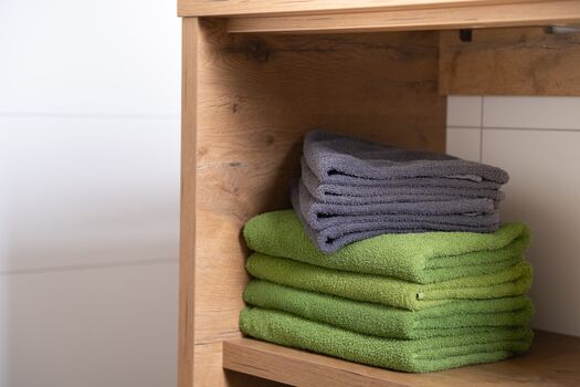 pro Person stellen wir ein Hand- und ein Duschtuch zur Verfügung