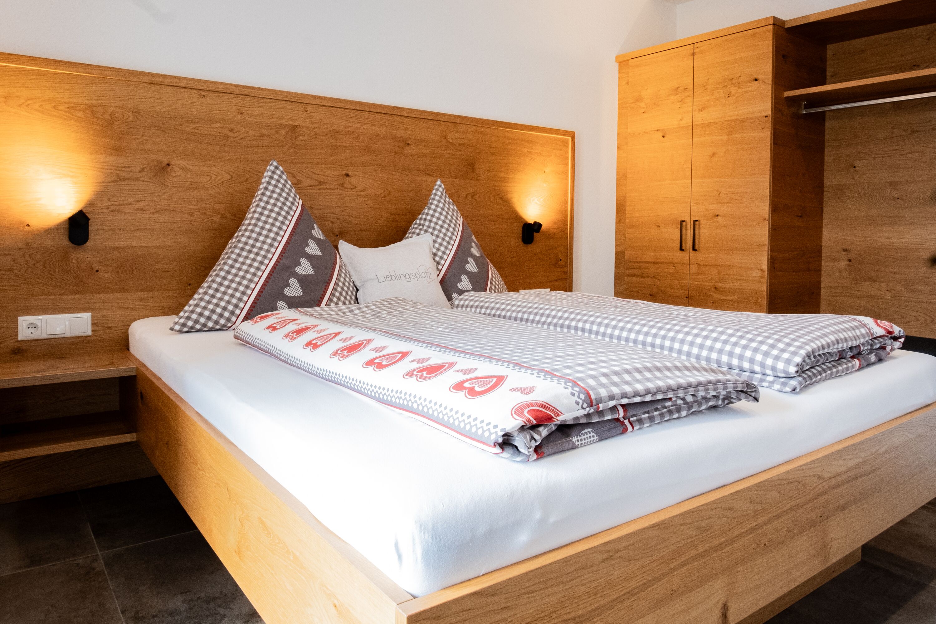 Schlafzimmer mit Doppelbett