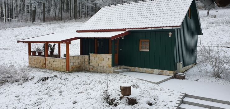 geschützte Terrasse für die Zigarette im Trocknen