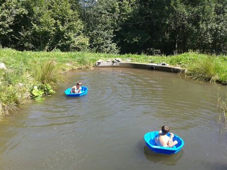 Wasser zieht die Kinder an und auch die Hunde kühlen sich darin gerne mal ab