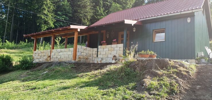 Berghütte-Terrasse teilüberdacht