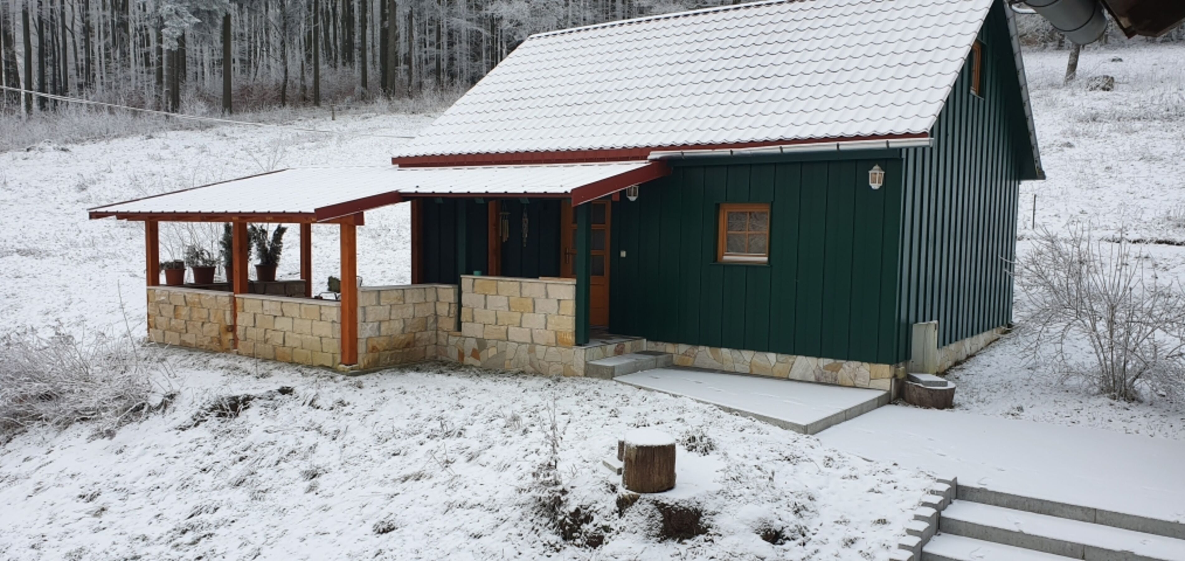 geschützte Terrasse für die Zigarette im Trocknen