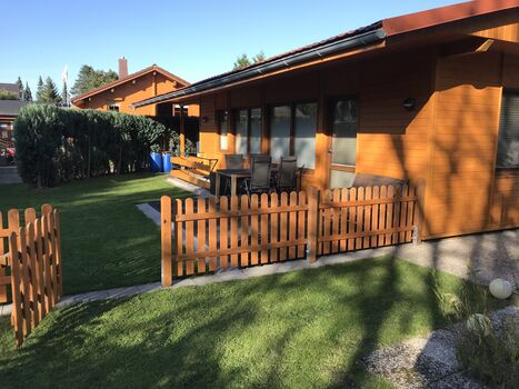 Terrasse mit Zaun zum Teich gesichert