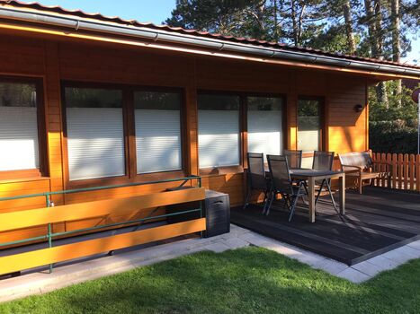 Westliche Terrasse teilweise überdacht