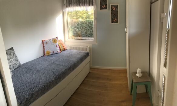 Schlafzimmer 2. für 1 Erw. oder 2 Kinder. Bett zu ausziehen der unteren Ebene.