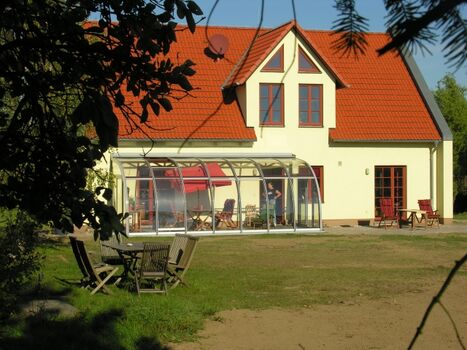 Die Südseite des Hauses mit Wintergarten