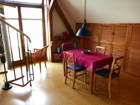 Essplatz und Wendeltreppe zur Galerie