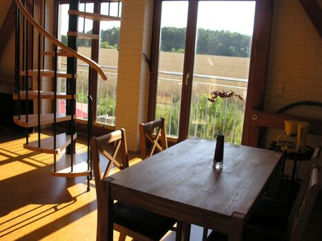 Essplatz und Wendeltreppe zur Galerie