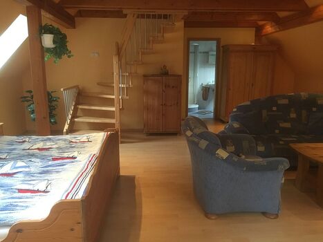 Wohn-und Schlafzimmer FeWo Amar mit Aufgang zu Schlafboden