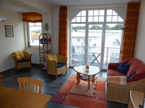 Wohnzimmer aus der Küche blickend