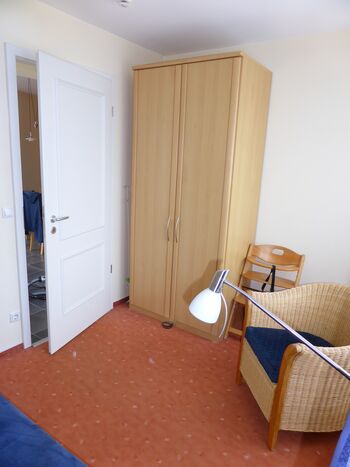 Schrank im kleinen Zimmer