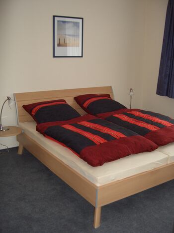 Doppelbett im Schlafzimmer 180x200