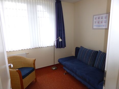 Schlafcouch mit Federkern im kleinen Zimmer 145x210