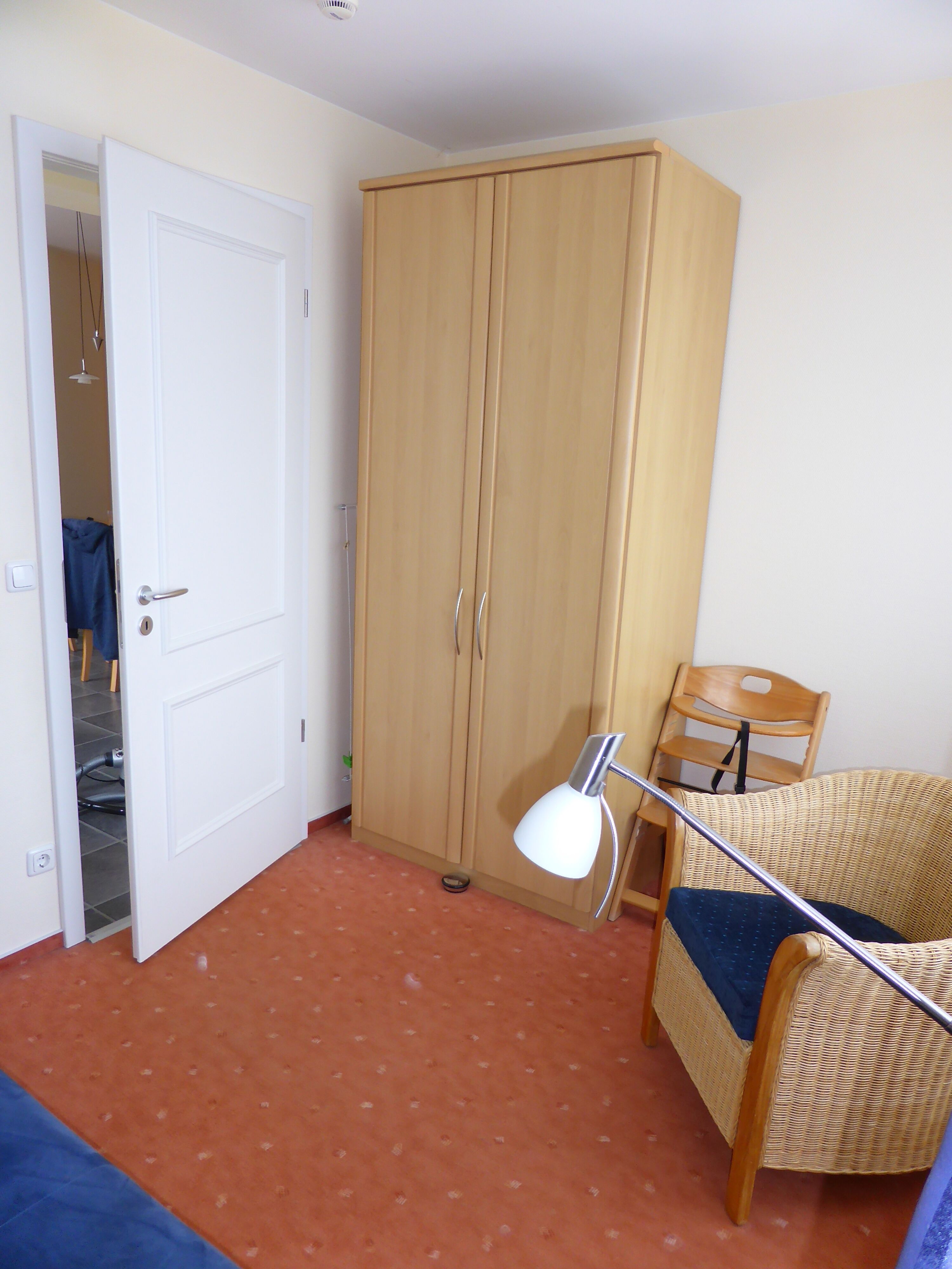 Schrank im kleinen Zimmer