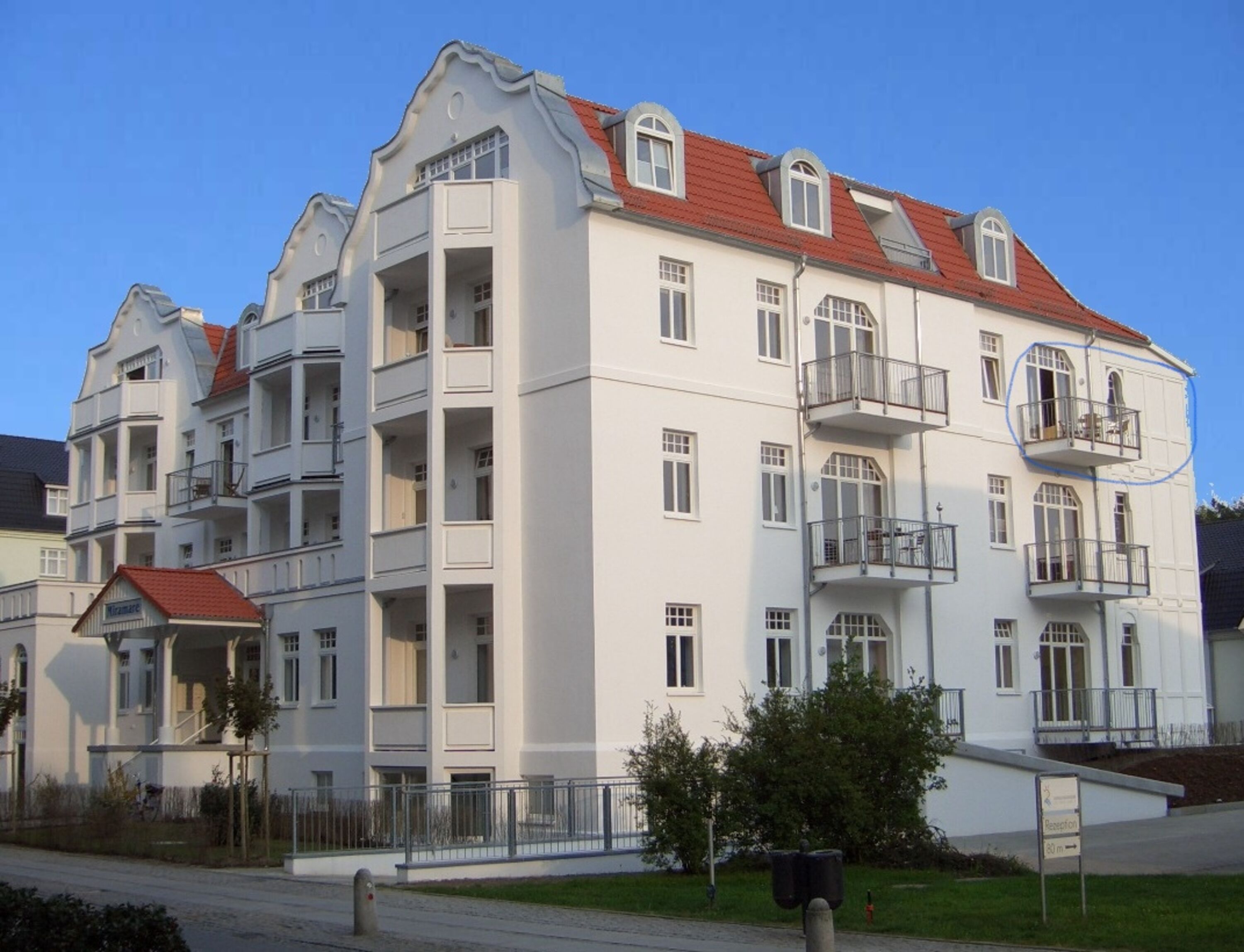 Das Haus von der Straße aus gesehen.