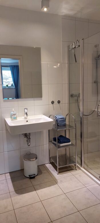 Bad mit Dusche und WC direkt am Schlafzimmer