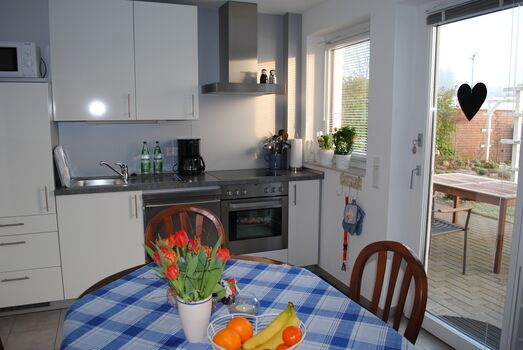 Eßtisch mit Blick auf die Küche und in den Garten