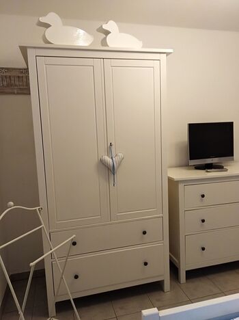 Kleiderschrank und Kommode