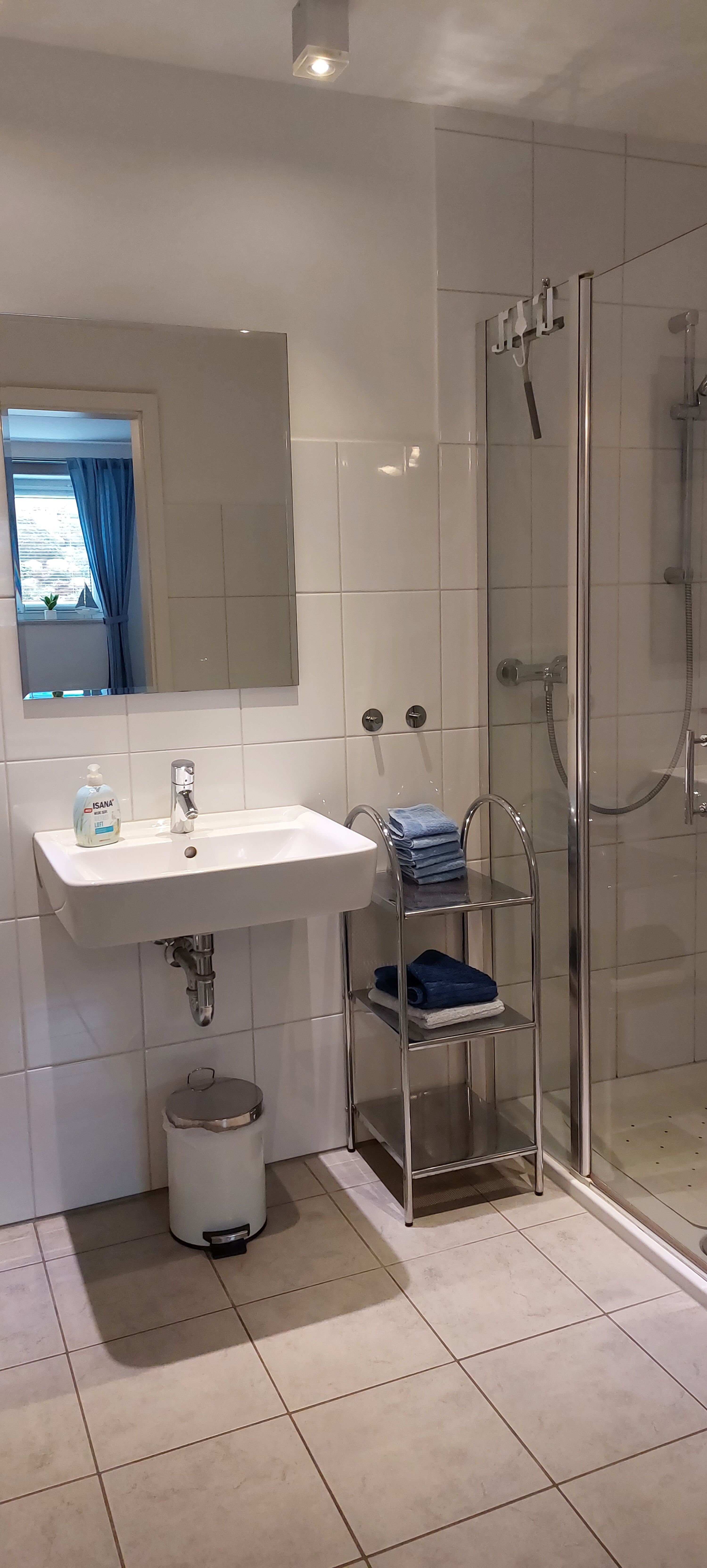 Bad mit Dusche und WC direkt am Schlafzimmer